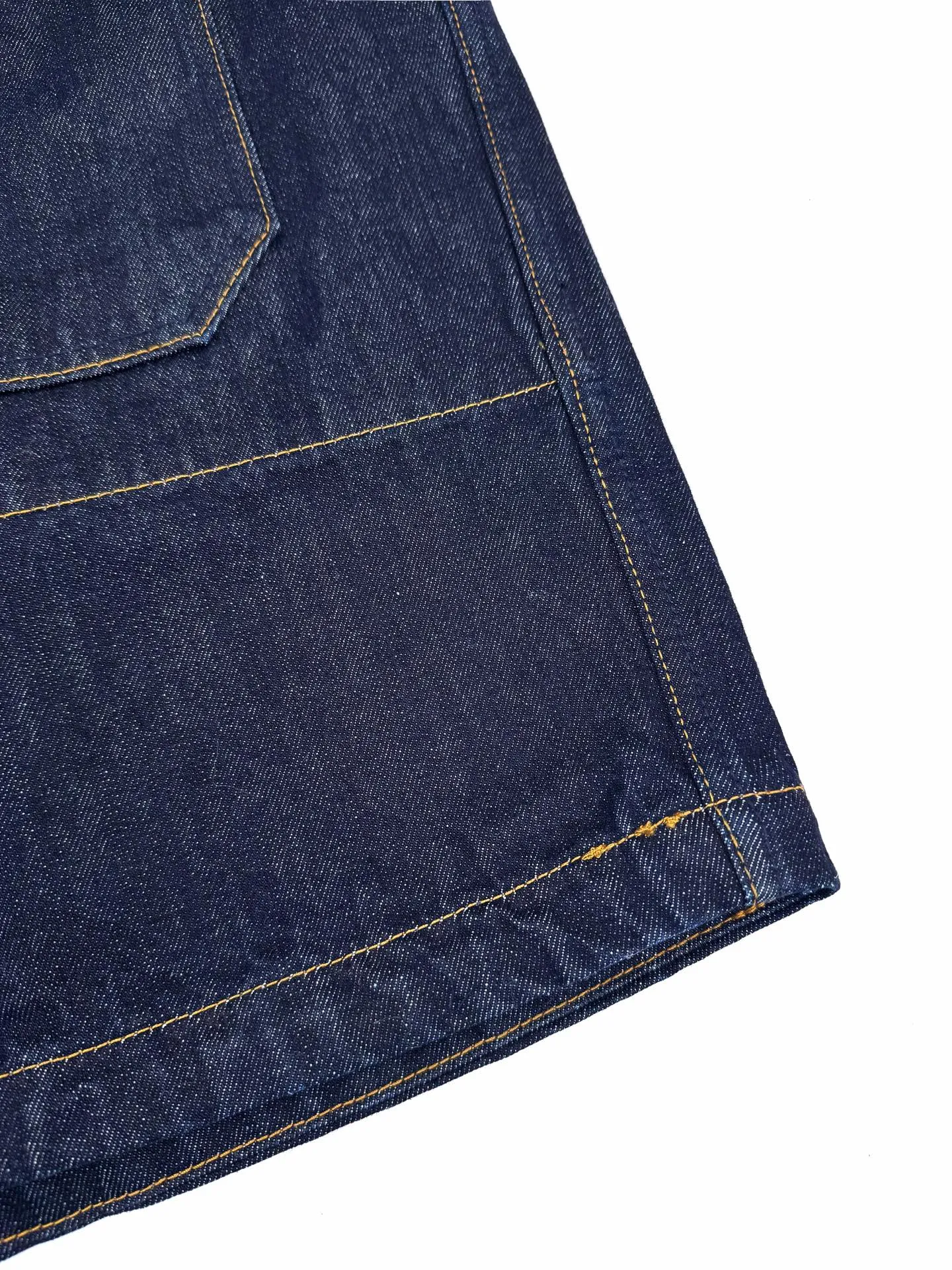 P500 Stonelsland emblem denim jacket. Customized high-density twill denim. Full texture. Comfortable and close to the skin. Classic indigo denim is the main tone. It has a retro charm and a modern sense of fashion. The front breast pocket is cut into the front panel with a golden ratio. A pragmatic reconstruction of the ritual. The iconic Stonelsland emblem is embellished on the sleeves, like a unique medal, highlighting the brand's imprint. Simple lines outline a neat silhouette. Outline a casual and free style. The workwear gene is infused with luxury DNA. Simple charm and versatile charm. Process 1: Use imported machine embroidery technology. Use advanced computer control system and precision mechanical parts to realize Stonesland badge embroidery operation with high precision and smooth and delicate lines. Process 2: The whole garment is washed with Zhongxiao. Use a special solution to remove stains and slight fading. Then use a strong washing method to fade the color to make it more uniform. Process 3: The whole piece of clothing is sewn using an embedded clip machine. The embedded clip machine can control the distance between the two needles by changing the needle position to achieve seamless splicing, smooth and tidy. Accessories: Customized 1:1 Stonelsland I-shaped buckle, Customized 1:1 Stonelsland embroidery label, Customized 1:1 Stonelsland resin button, Customized 1:1 Stonelsland snap button, Customized 1:1 Stonelsland trademark. Version: Loose version Size: S M L XL Style number: BB747